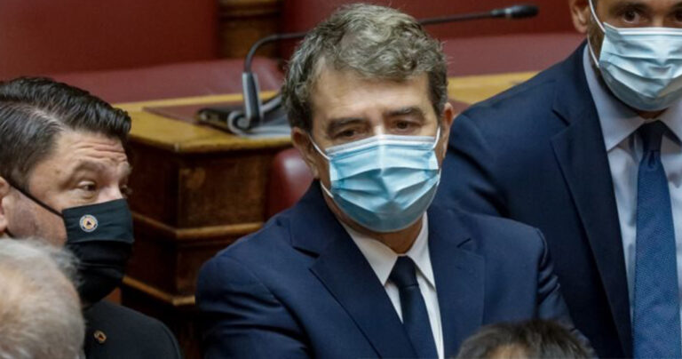 «Κράτα γερά Μιχάλη…» – Θερμή υποδοχή για τον υπουργό Προστασίας στη Βουλή από τους βουλευτές της ΝΔ