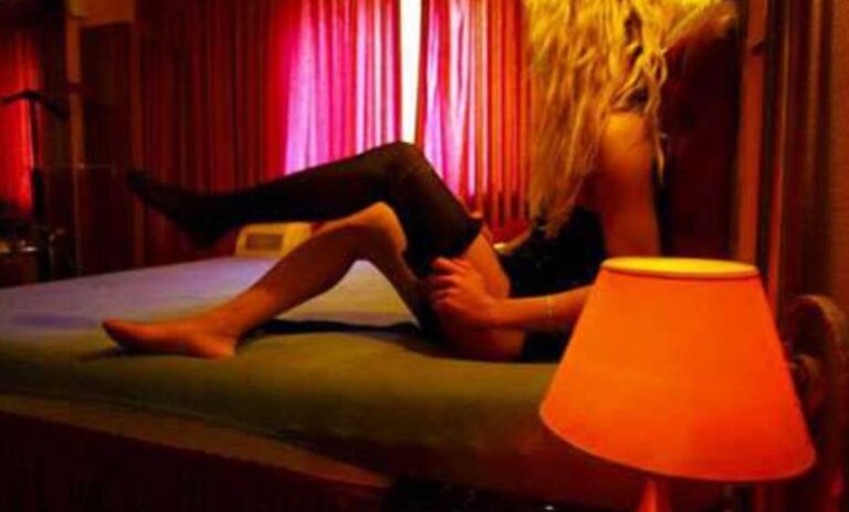 Πάτρα: «Μερακλήδες» παππούδες γλεντούσαν με Ρουμάνες σε μπαρ