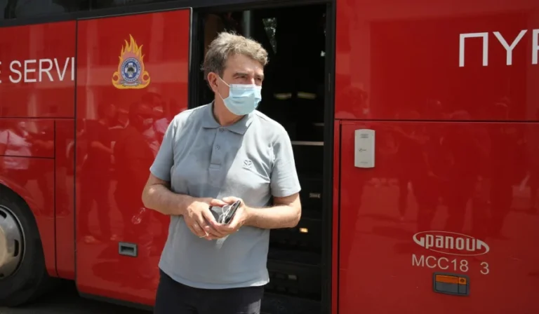 Χρυσοχοΐδης: Γιατί το Μαξίμου «τον έριξε στα …σκυλιά»;