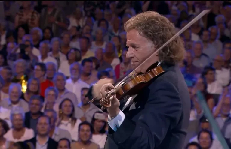 Ο διάσημος Ολλανδός βιολιστής André Rieu αποχαιρετά τον Μίκη Θεοδωράκη με ένα επικό βίντεο που συγκέντρωσε 1 εκ. views