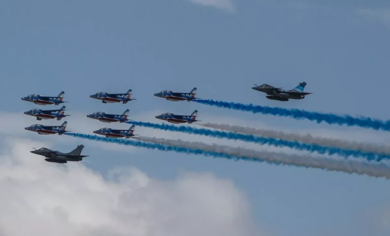 Γαλλικά αεροσκάφη «έσκισαν» τον Αττικό ουρανό, αποχαιρετώντας τη χώρα μας με τα ελληνικά χρώματα!