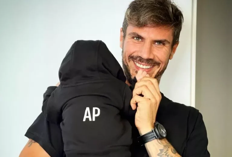 «Το αγοράκι μου…»: «Έλιωσε» το instagram με την φωτογραφία του Άκη Πετρετζίκη με τον γιο του