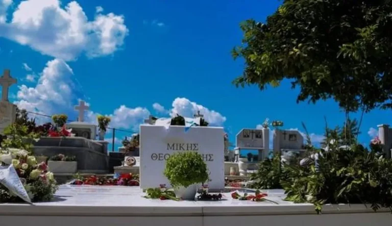 Μίκης Θεοδωράκης: Δεν θα γίνει οικογενειακός ο τάφος – Χωρίς καντήλια και σταυρό