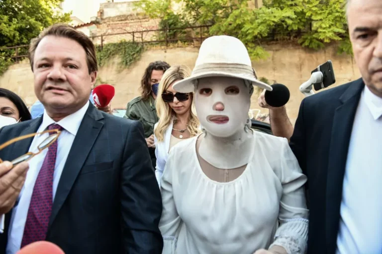 Επίθεση με βιτριόλι: Συγκλονιστικές εικόνες – Έφτασε στο δικαστήριο η Ιωάννα