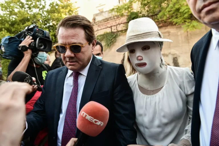 Επίθεση με βιτριόλι: Ανατριχιαστικές στιγμές στο δικαστήριο – «Μπράβο» φώναζε ο κόσμος στην Ιωάννα