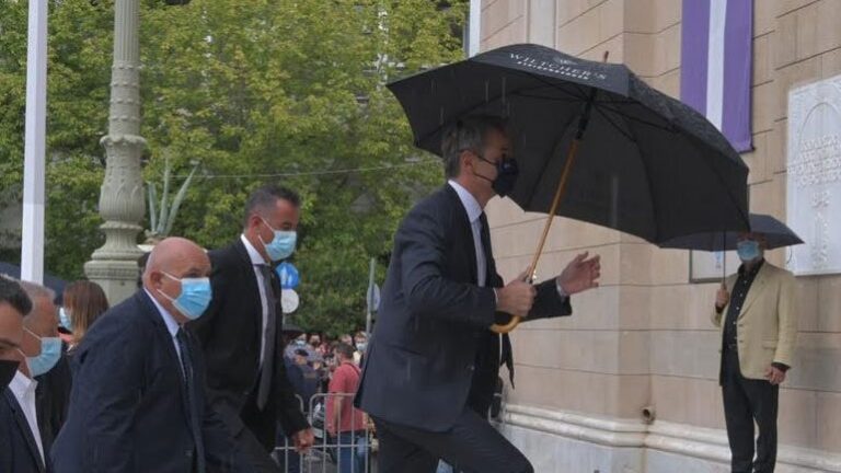 Γιουχαΐσματα και συνθήματα κατά του Μητσοτάκη στη Μητρόπολη