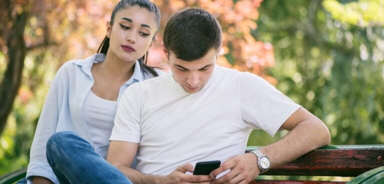 «Ο άντρας μου φλερτάρει με άλλες στα social media και δεν ξέρω τι να κάνω…»