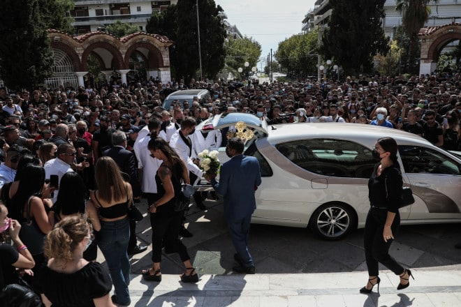 Σε λευκό φέρετρο έφτασε η σορός του τραγουδιστή / Φωτογραφία: Eurokinissi