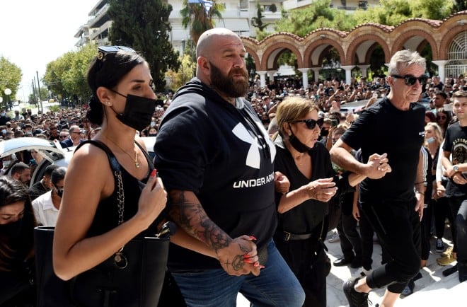 Η μητέρα του Mad Clip, Γεωργία, έφτασε στην εκκλησία υποβασταζόμενη