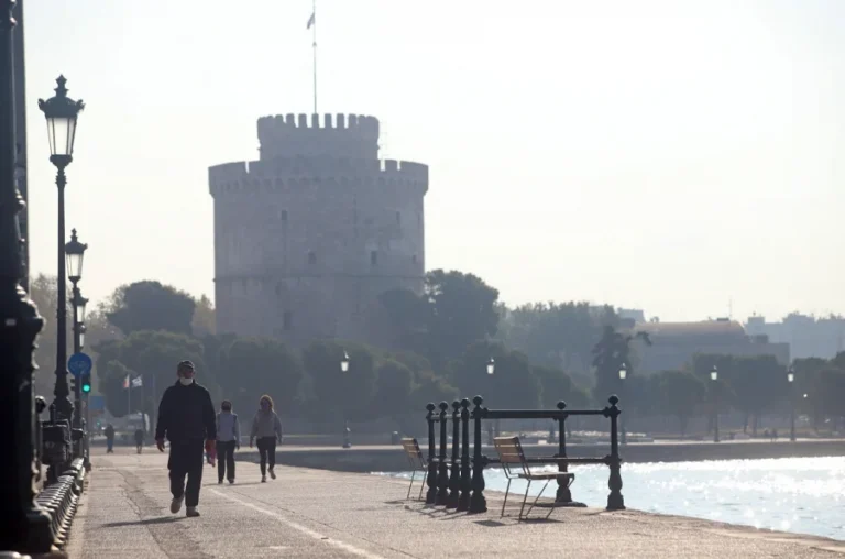 Έρχονται νέα μέτρα και ένας χειμώνας με κοκτέιλ κορονοϊού και γρίπης