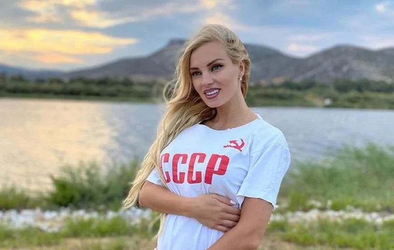 Τζούλια Νόβα: Πόζα με μπλουζάκι της Σοβιετικής Ένωσης – «Επί ΕΣΣΔ δεν πείνασε κανείς»