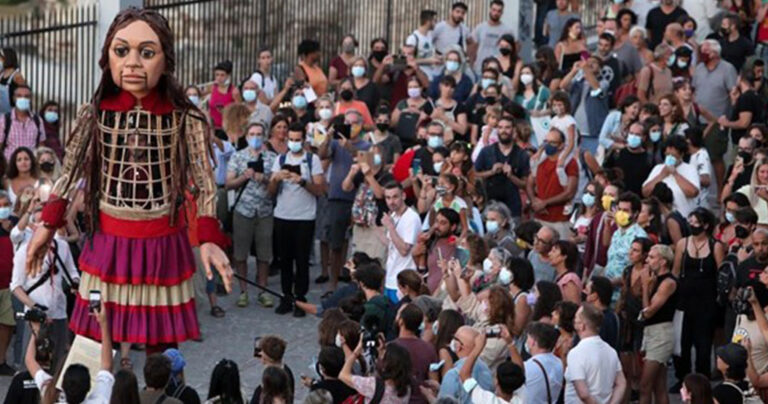 Πλήθος κόσμου συνόδεψε την Αμάλ στο κέντρο της Αθήνας