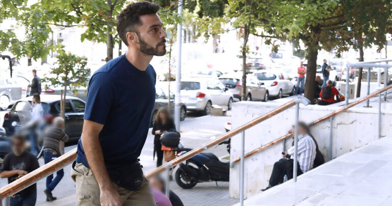 300 ευρώ πρόστιμο στον πατέρα αρνητή των self tests για παραμονή στο Δικαστικό Μέγαρο χωρίς μάσκα