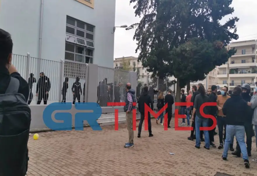 Θεσσαλονίκη: Νέα επεισόδια με μολότοφ και κροτίδες έξω από το ΕΠΑΛ Σταυρούπολης 3 epeisodia epal6