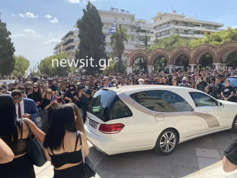 Mad Clip: Χιλιάδες νέοι στο τελευταίο αντίο του ράπερ που σκοτώθηκε στην άσφαλτο