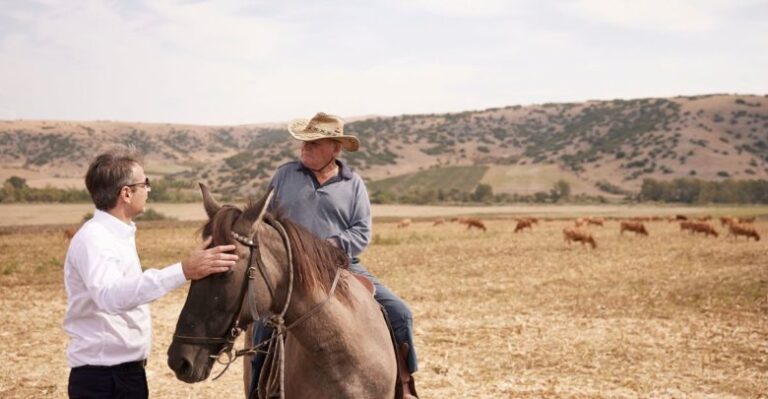 Αγρότες στα χωράφια τους επισκέφθηκε ο πρωθυπουργός κατά την επίσκεψή του στο Δαμάσι