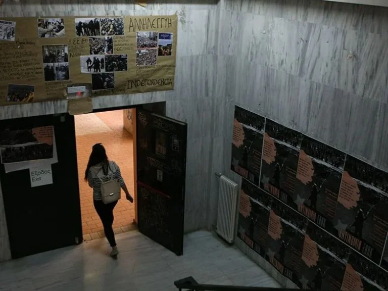 Η φοιτήτρια με τους γονείς της στο κέντρο της Πάτρας- Η ανάρτηση που συγκίνησε