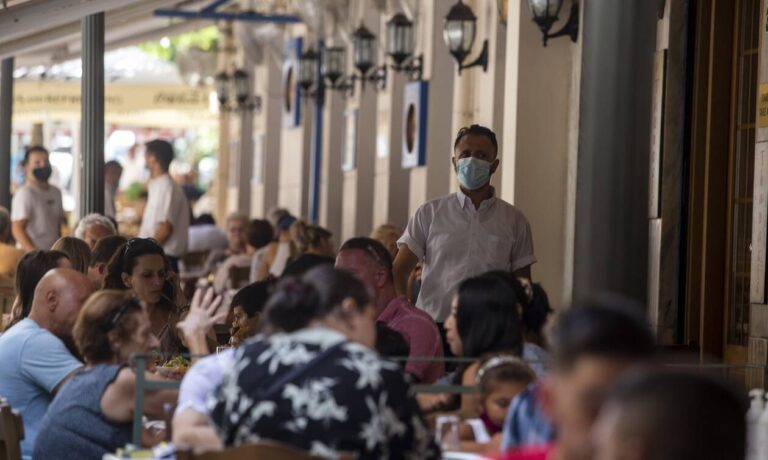 Απαγορεύεται στους ανεμβολίαστους 12χρονους να μπουν σε καφέ, μπαρ και εστιατόρια