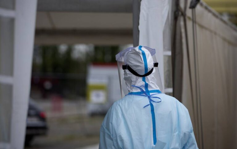 300 ευρώ πρόστιμο εβδομαδιαίως σε κάθε ανεμβολίαστο δημόσιο υπάλληλο που αρνείται να κάνει τεστ