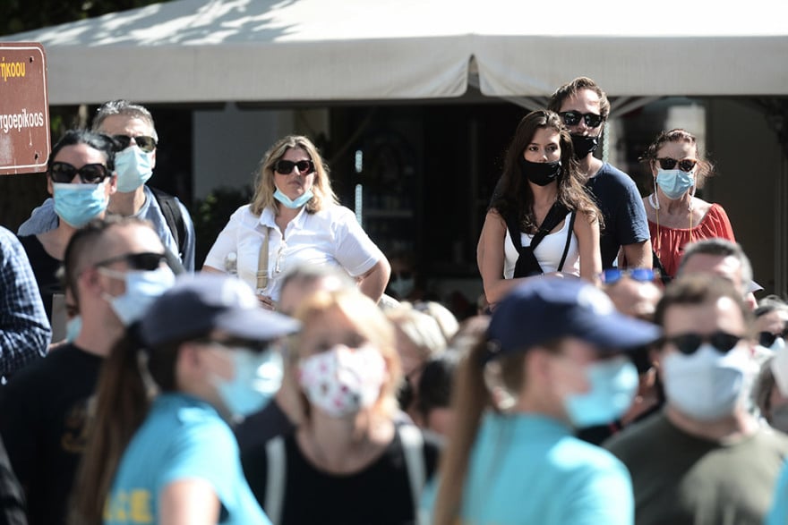 Μίκης Θεοδωράκης: Με τραγούδια και χειροκροτήματα υποδέχθηκε το πλήθος τη σορό του 4 kosmos-mikis__1_