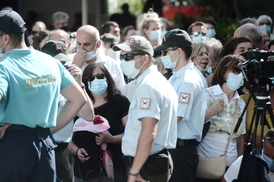 Μίκης Θεοδωράκης: Με τραγούδια και χειροκροτήματα υποδέχθηκε το πλήθος τη σορό του 5 kosmos-mikis__2_