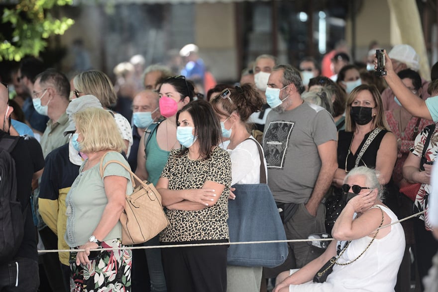 Μίκης Θεοδωράκης: Με τραγούδια και χειροκροτήματα υποδέχθηκε το πλήθος τη σορό του 6 kosmos-mikis__3_