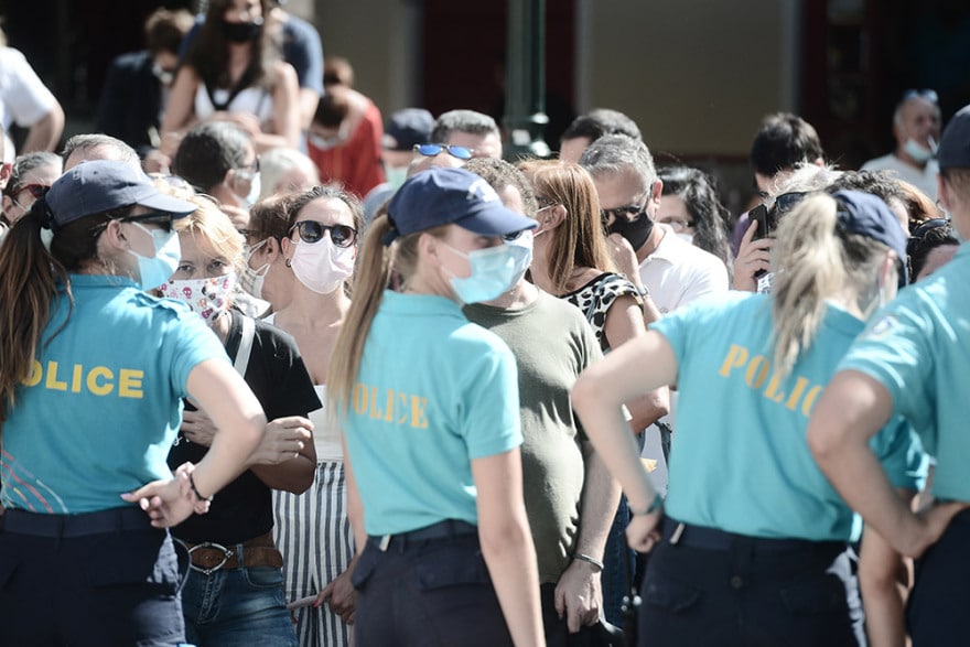 Μίκης Θεοδωράκης: Με τραγούδια και χειροκροτήματα υποδέχθηκε το πλήθος τη σορό του 7 kosmos-mikis__4_