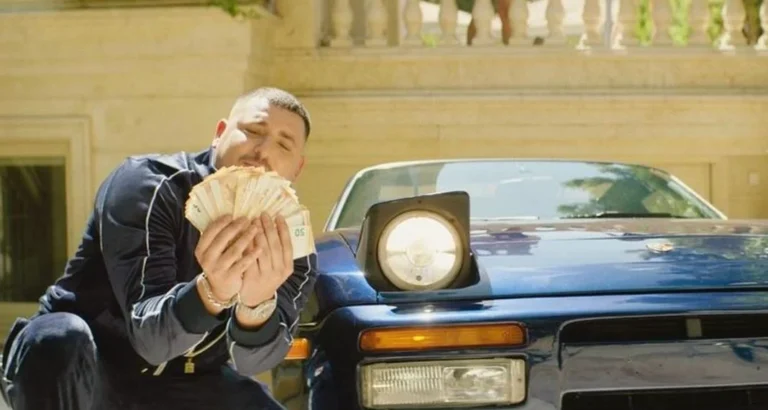 Mad Clip: Χαμός στην οικογένεια για τα 8.000 ευρώ που βρέθηκαν στην τσέπη του