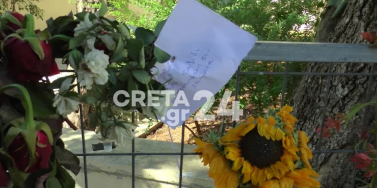 Μίκης Θεοδωράκης: Λουλούδια και σημειώματα στο πατρικό του στα Χανιά -Συνεχίζεται η κόντρα της οικογένειας για την ταφή