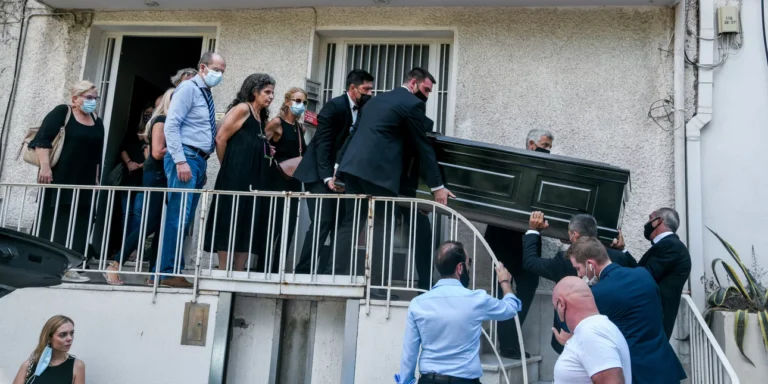 Ο Μίκης Θεοδωράκης πέθανε στο σπίτι του: Με χειροκροτήματα τον αποχαιρέτησαν συγγενείς & φίλοι