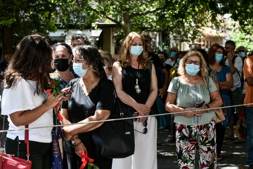 Μίκης Θεοδωράκης: Με τραγούδια και χειροκροτήματα υποδέχθηκε το πλήθος τη σορό του 8 mikis_laiko