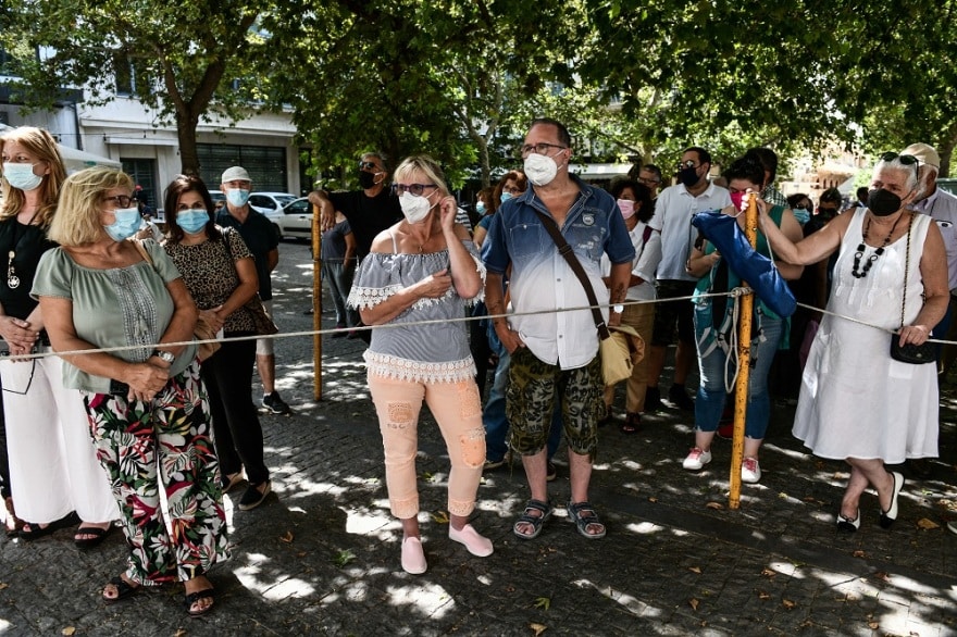 Μίκης Θεοδωράκης: Με τραγούδια και χειροκροτήματα υποδέχθηκε το πλήθος τη σορό του 9 mikis_laiko1