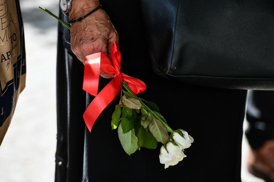 Μίκης Θεοδωράκης: Με τραγούδια και χειροκροτήματα υποδέχθηκε το πλήθος τη σορό του 10 mikis_laiko2