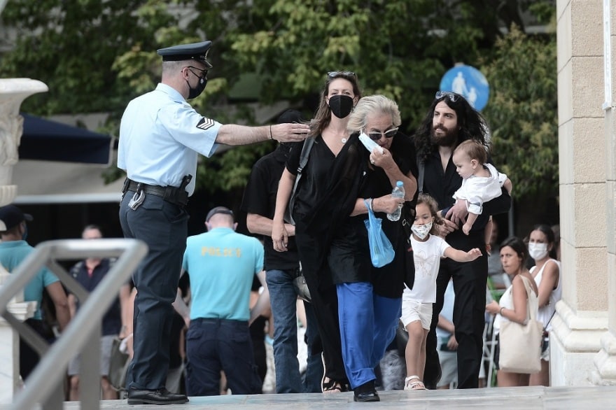 Μίκης Θεοδωράκης: Με τραγούδια και χειροκροτήματα υποδέχθηκε το πλήθος τη σορό του 1 mikis_oikogeneia