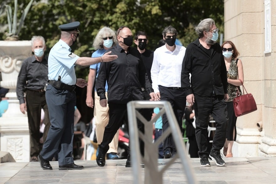 Μίκης Θεοδωράκης: Με τραγούδια και χειροκροτήματα υποδέχθηκε το πλήθος τη σορό του 2 mikis_oikogeneia1