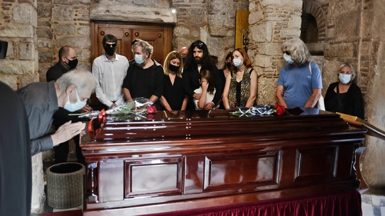 Μίκης Θεοδωράκης: Με τραγούδια και χειροκροτήματα υποδέχθηκε το πλήθος τη σορό του