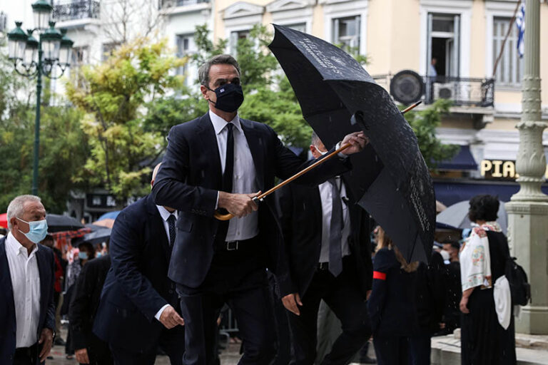Μητσοτάκης: Με διαφημιστική ομπρέλα ξενοδοχείου στην κηδεία Θεοδωράκη