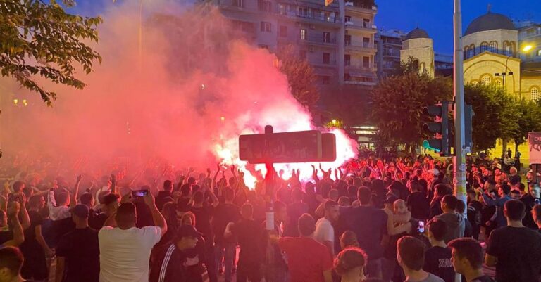 Πανικός με πυρσούς στην Καμάρα: Συνθήματα κατά Μητσοτάκη από τους οπαδούς του ΠΑΟΚ