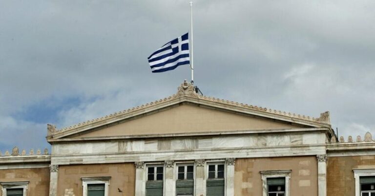Θάνατος Μίκη Θεοδωράκη: Η κυβέρνηση πήρε πίσω το… μισό τριήμερο εθνικό πένθος