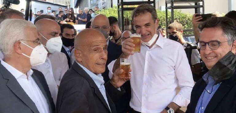 «Στην Υγειά σας…!» – Στάση για μπύρα έκανε ο Μητσοτάκης στη ΔΕΘ