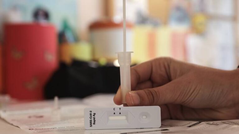 Ηράκλειο: Χειροπέδες σε γονείς που πήγαν το παιδί στο σχολείο χωρίς self test