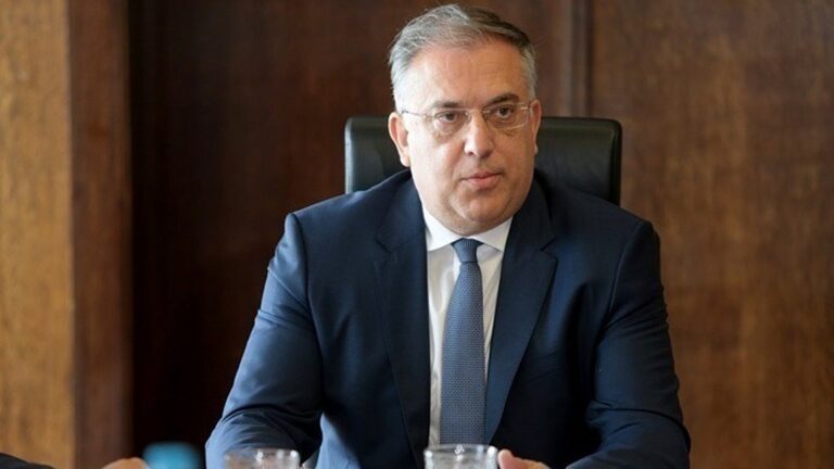 Θεοδωρικάκος: «Δεν θα προσάγονται εκπαιδευτικοί τους οποίους μηνύουν γονείς-αρνητές»
