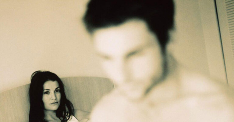 Έχω σχέση με παντρεμένο. Η γυναίκα του, μου τον στέλνει ντυμένο, πλυμένο ταϊσμένο κι εγώ περνώ καλά!