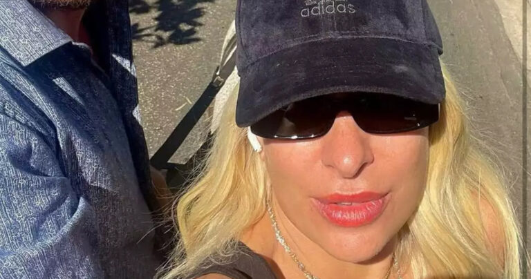 Ελένη Μενεγάκη: Έκανε βόλτα με άμαξα στους δρόμους της Κηφισιάς με τη μικρή Μαρίνα
