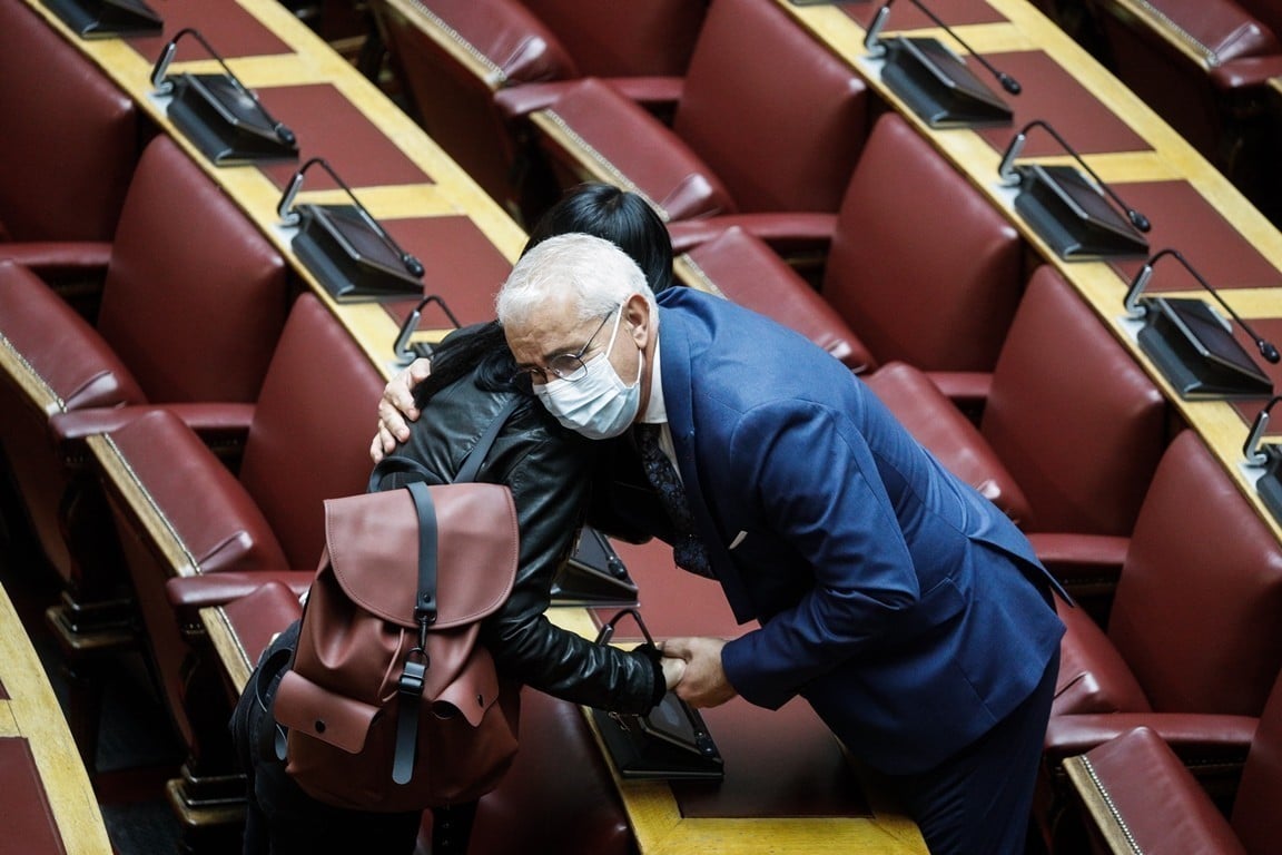 Συντετριμμένος ο Παπανδρέου – Κλάματα στη Βουλή για την Φώφη Γεννηματά 3 211025152308 vouli klamata gennimata 2510