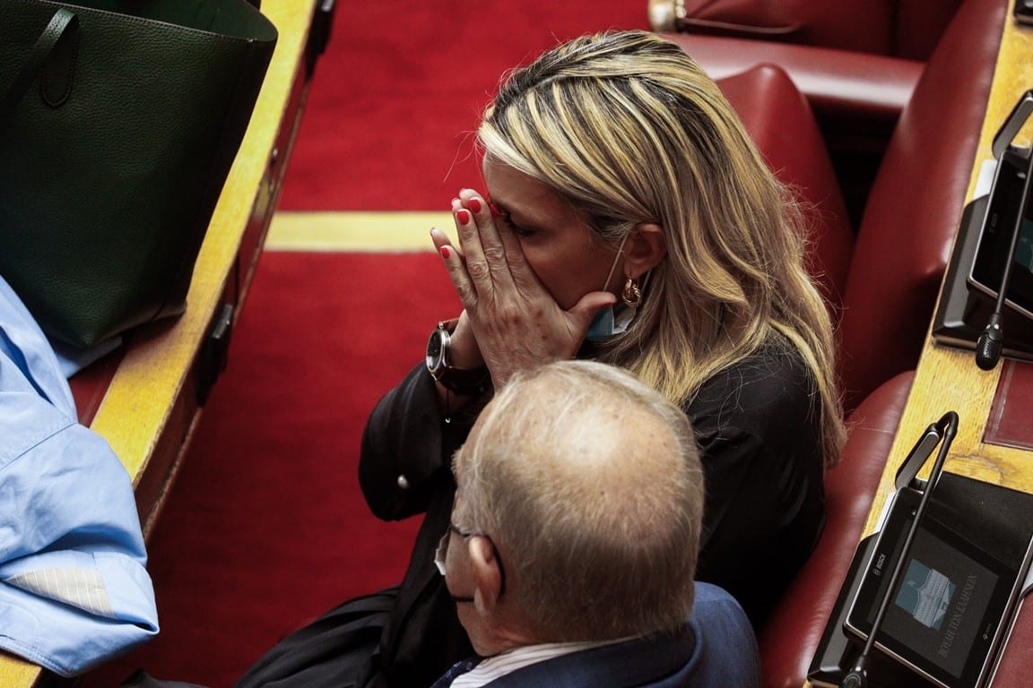Συντετριμμένος ο Παπανδρέου – Κλάματα στη Βουλή για την Φώφη Γεννηματά 4 211025152310 vouli klamata gennimata2 2510