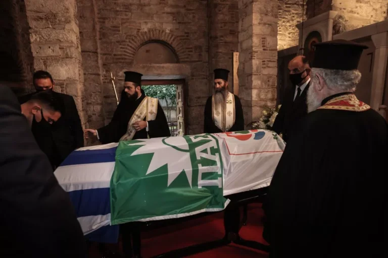 Φώφη Γεννηματά: Έφτασε η σορός στη Μητρόπολη – Σκεπασμένο με τις σημαίες ΠΑΣΟΚ, ΚΙΝΑΛ και Ελλάδας το φέρετρο