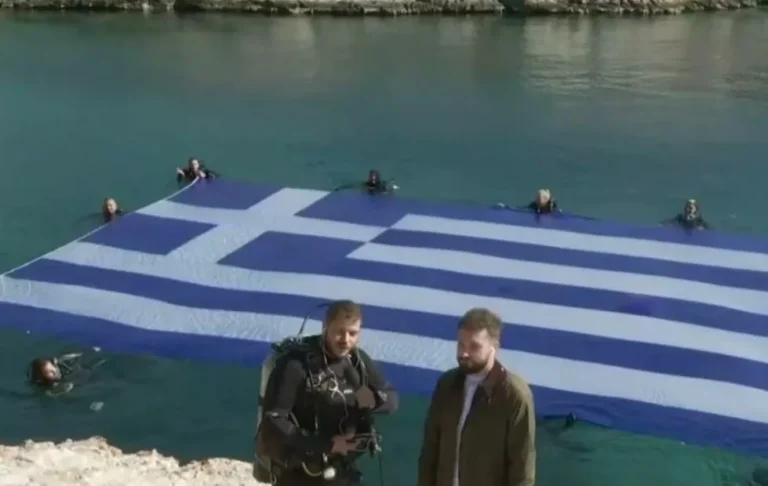 Λίμνη Βουλιαγμένης: Έκαναν κατάδυση με την ελληνική σημαία! Δείτε το εντυπωσιακό βίντεο