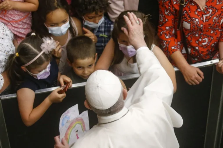 Γαλλία: 216.000 παιδιά κακοποιήθηκαν σεξουαλικά από καθολικούς ιερείς