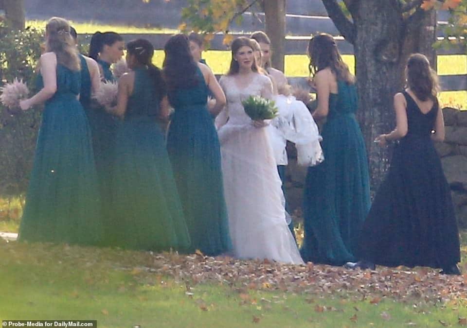 49262973 10098885 jennifer was clutching a white flower bouquet her veil lifted ov a 220 1634438149356